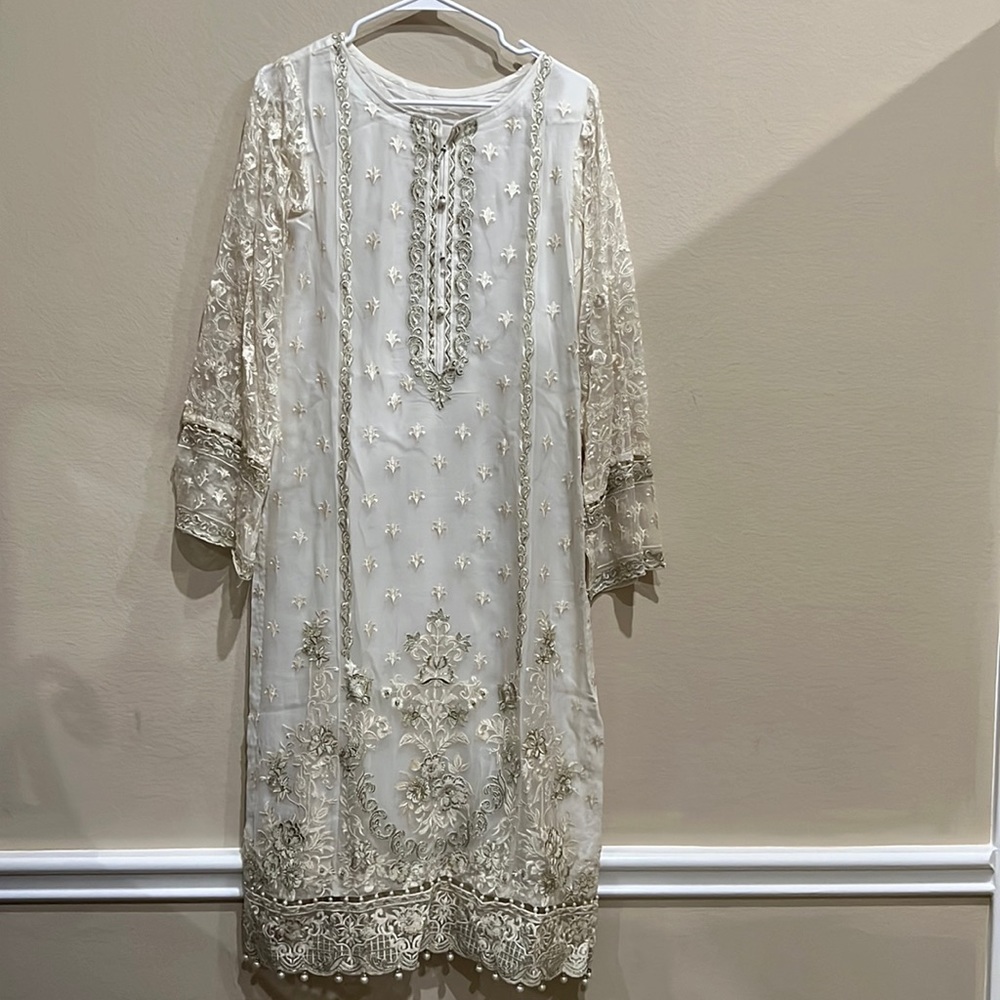 Off white chiffon 3 piece suit like new